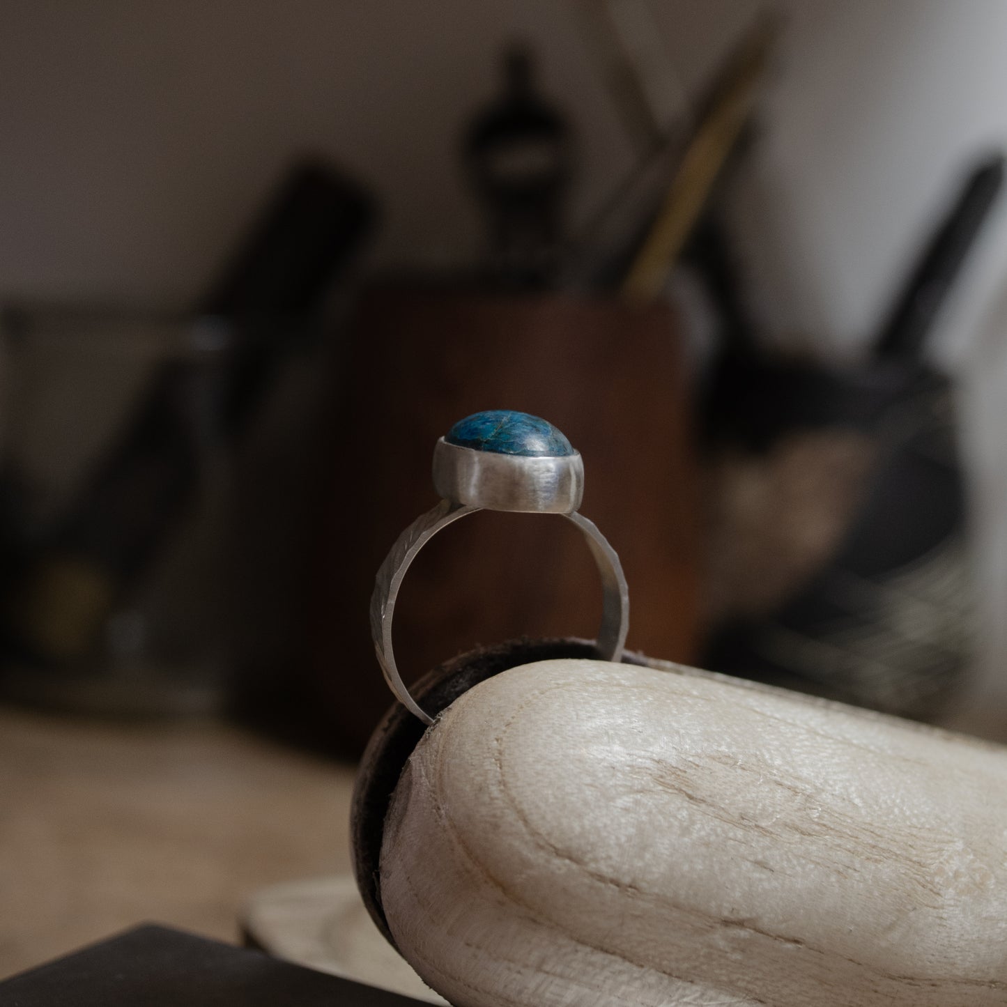 Bague texturée avec chrysocolle du Pérou