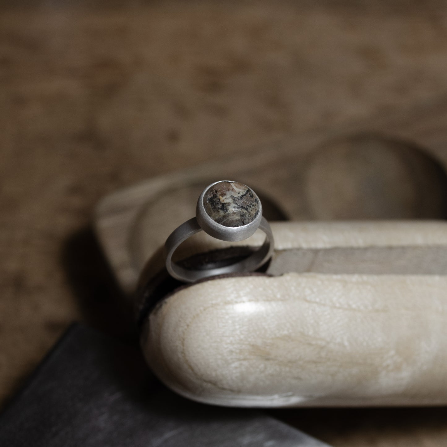 Bague à bande avec chiastolite du Chili