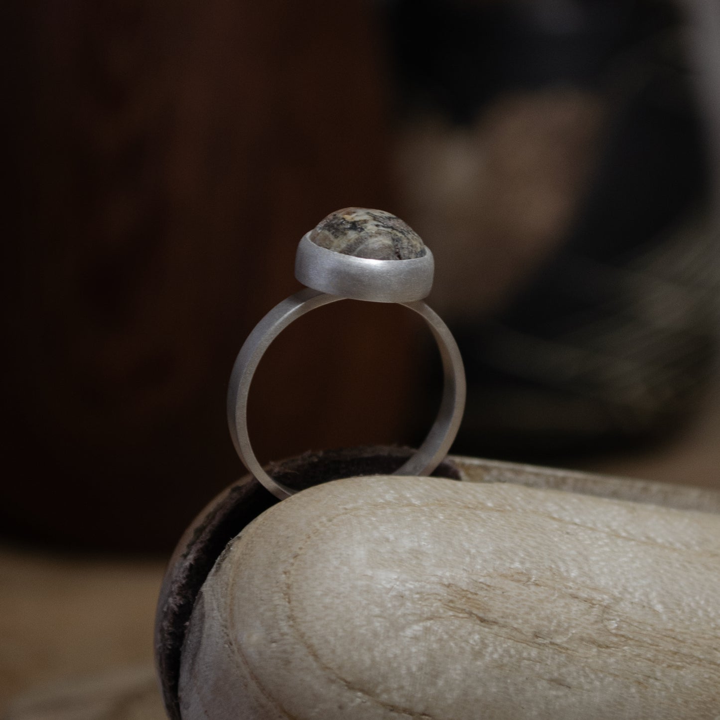Bague à bande avec chiastolite du Chili