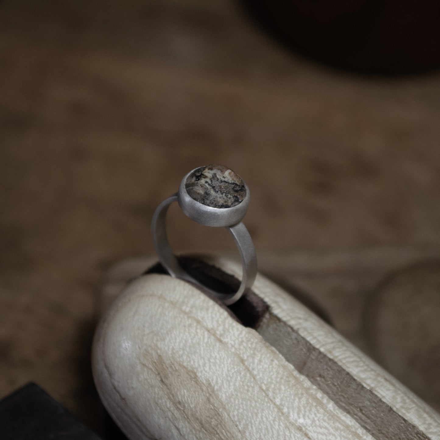 Bague à bande avec chiastolite du Chili
