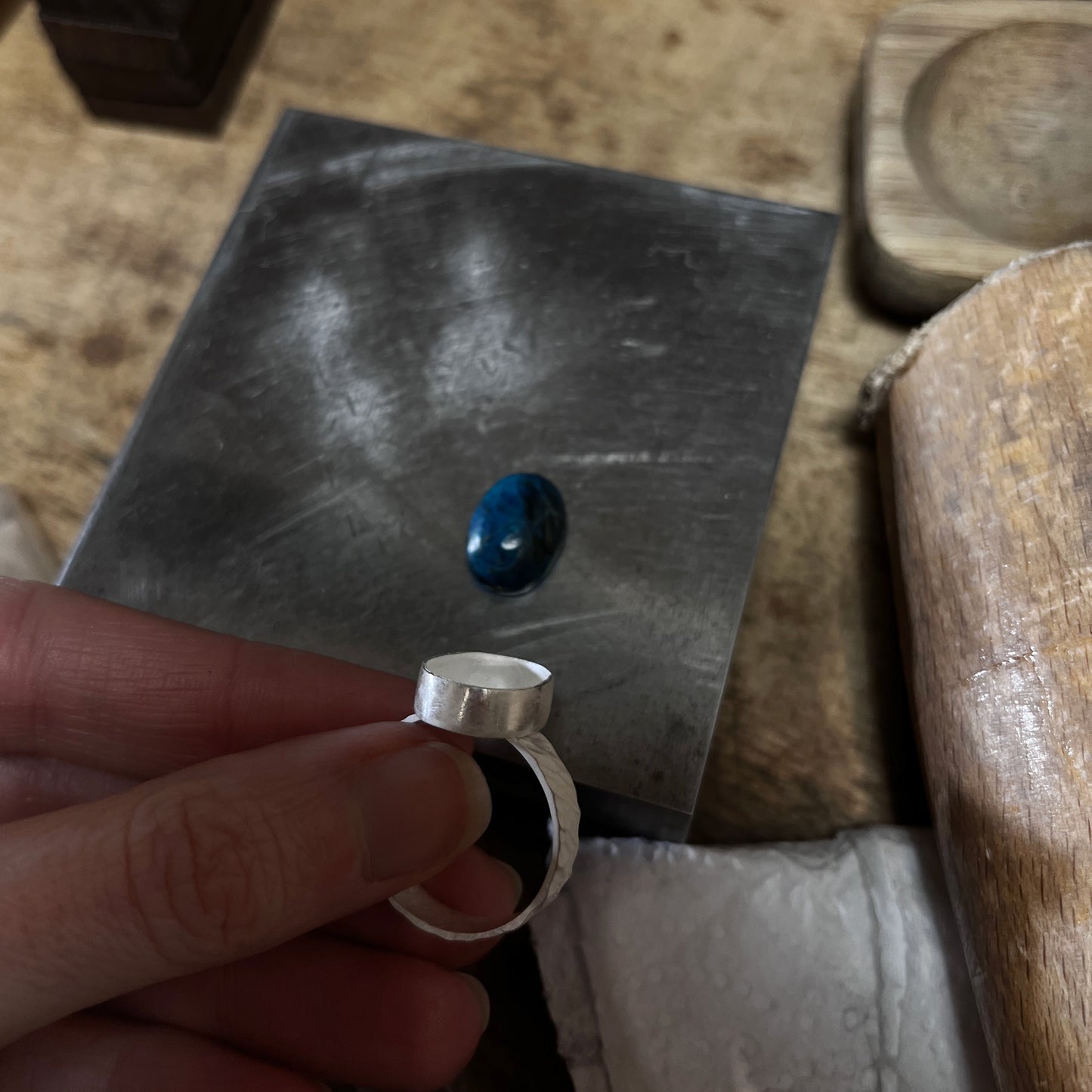 Bague texturée avec chrysocolle du Pérou