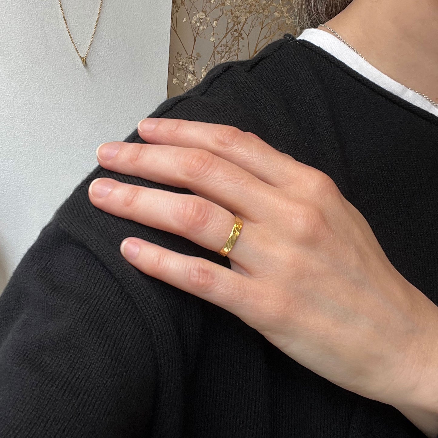 Bague martelée en vermeil or portée à la main, bijou créateur parisien au style minimaliste