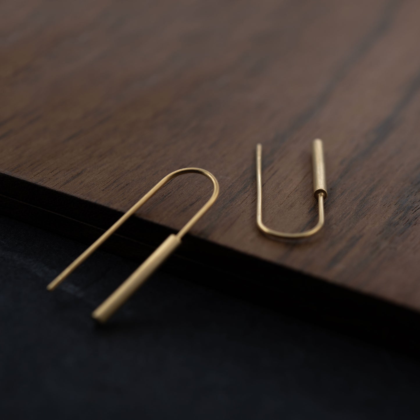 Cylindrical gold threader earrings N°3
