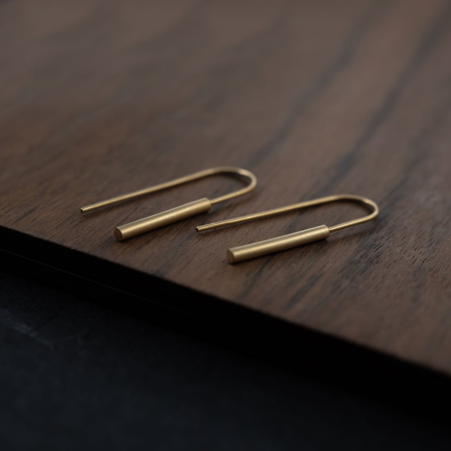 Cylindrical gold threader earrings N°3