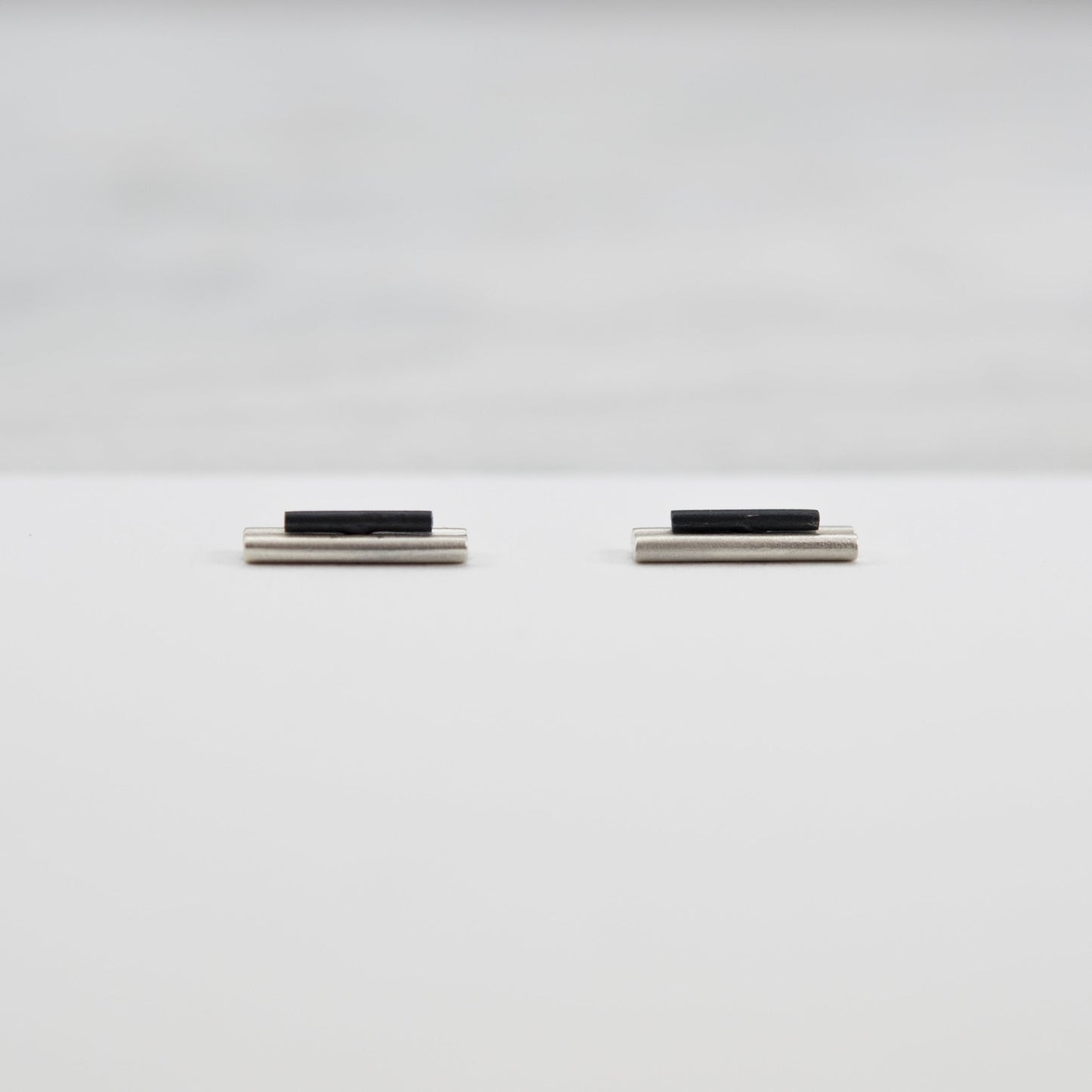 Boucles d'oreilles deux en un N°6 Argent brossé et oxydé noir