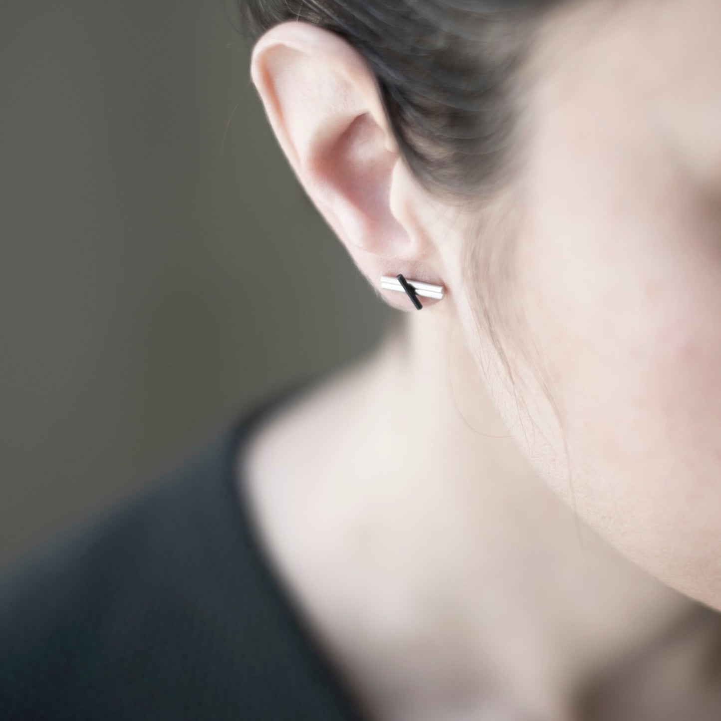 Boucles d'oreilles deux en un N°6 Argent brossé et oxydé noir