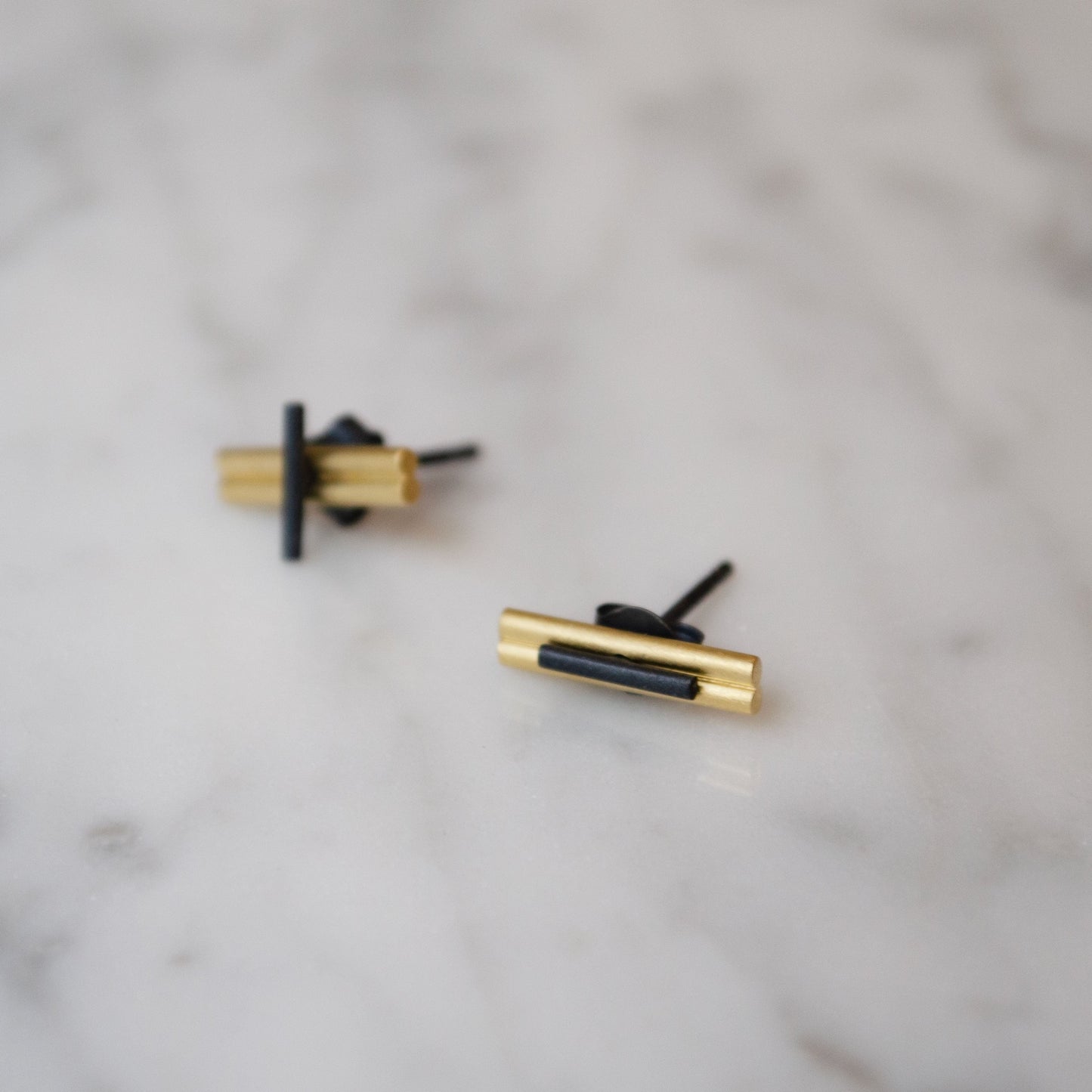 Boucles d'oreilles deux en un N°6 Argent brossé et oxydé noir