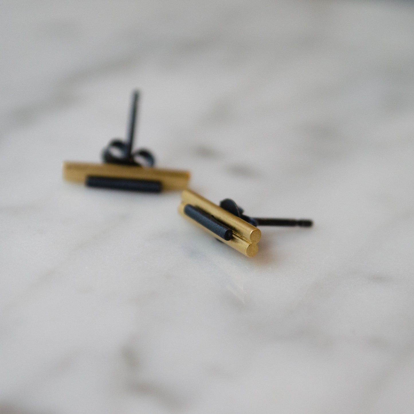 Boucles d'oreilles deux en un N°6 Argent brossé et oxydé noir