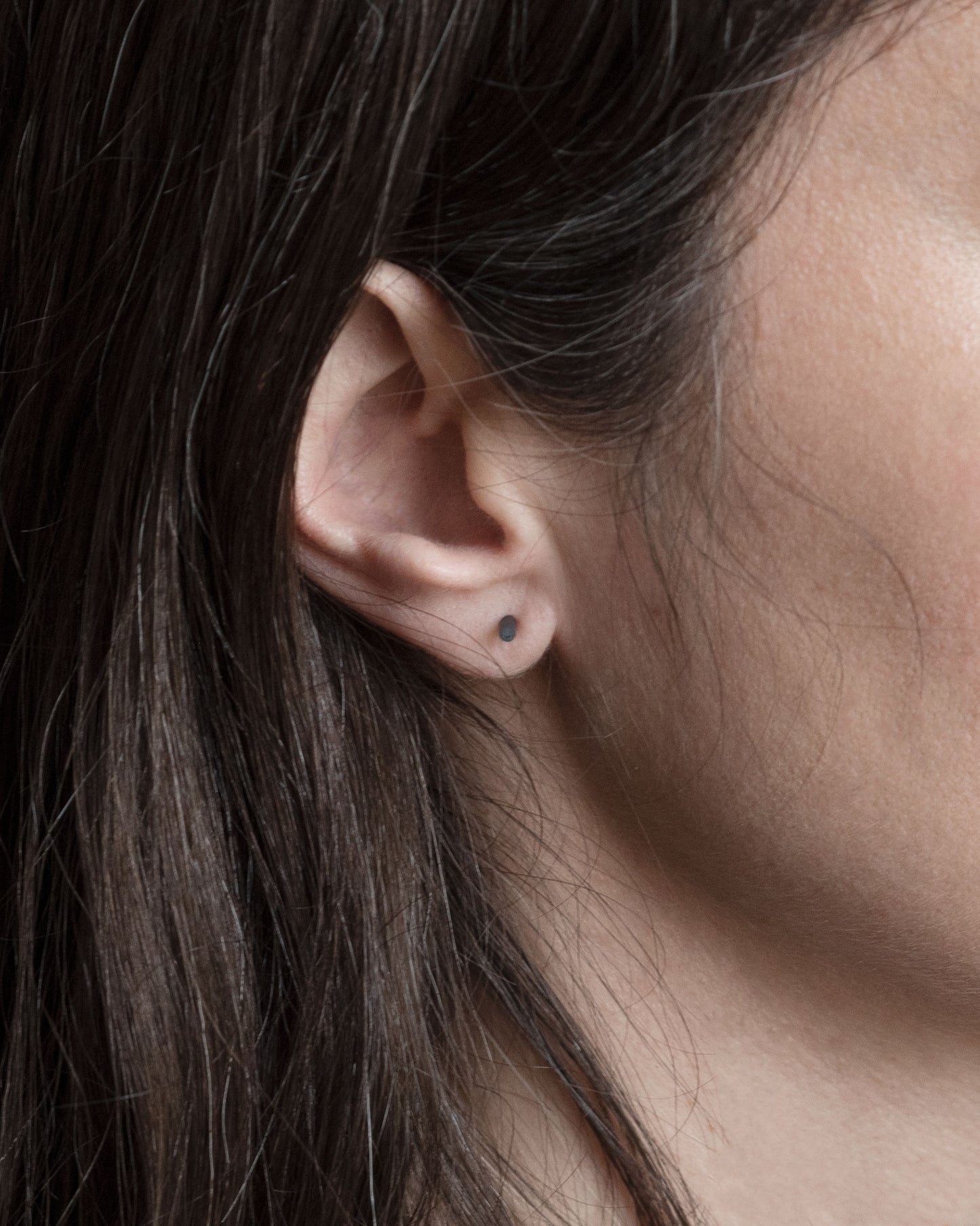 The perfect AgJc earrings to wear everyday, these line studs will add a chic touch to any casual outfit.