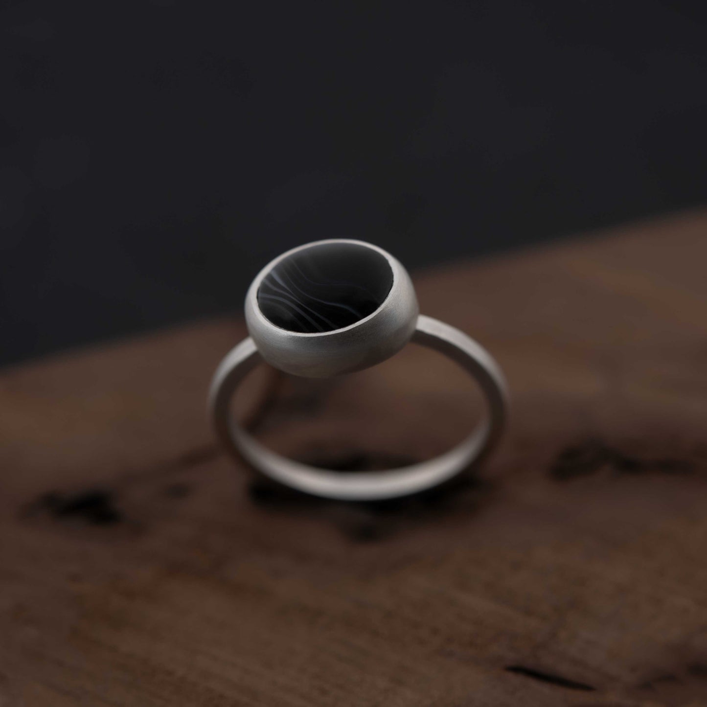 Bague en argent avec agate noire naturelle rubanée