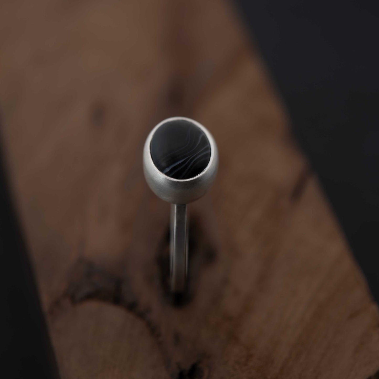 Bague en argent avec agate noire naturelle rubanée