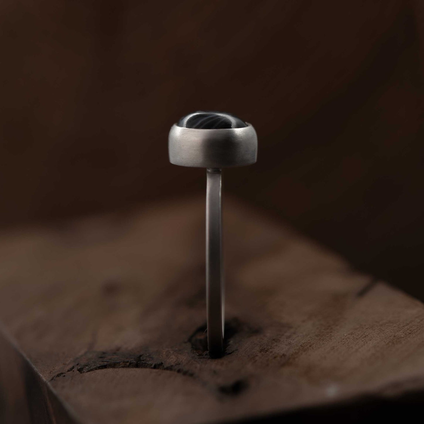 Bague en argent avec agate noire naturelle rubanée