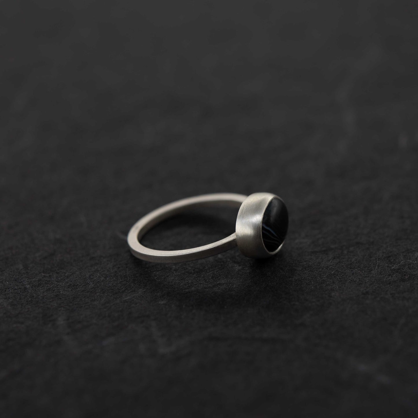 Bague en argent avec agate noire naturelle rubanée
