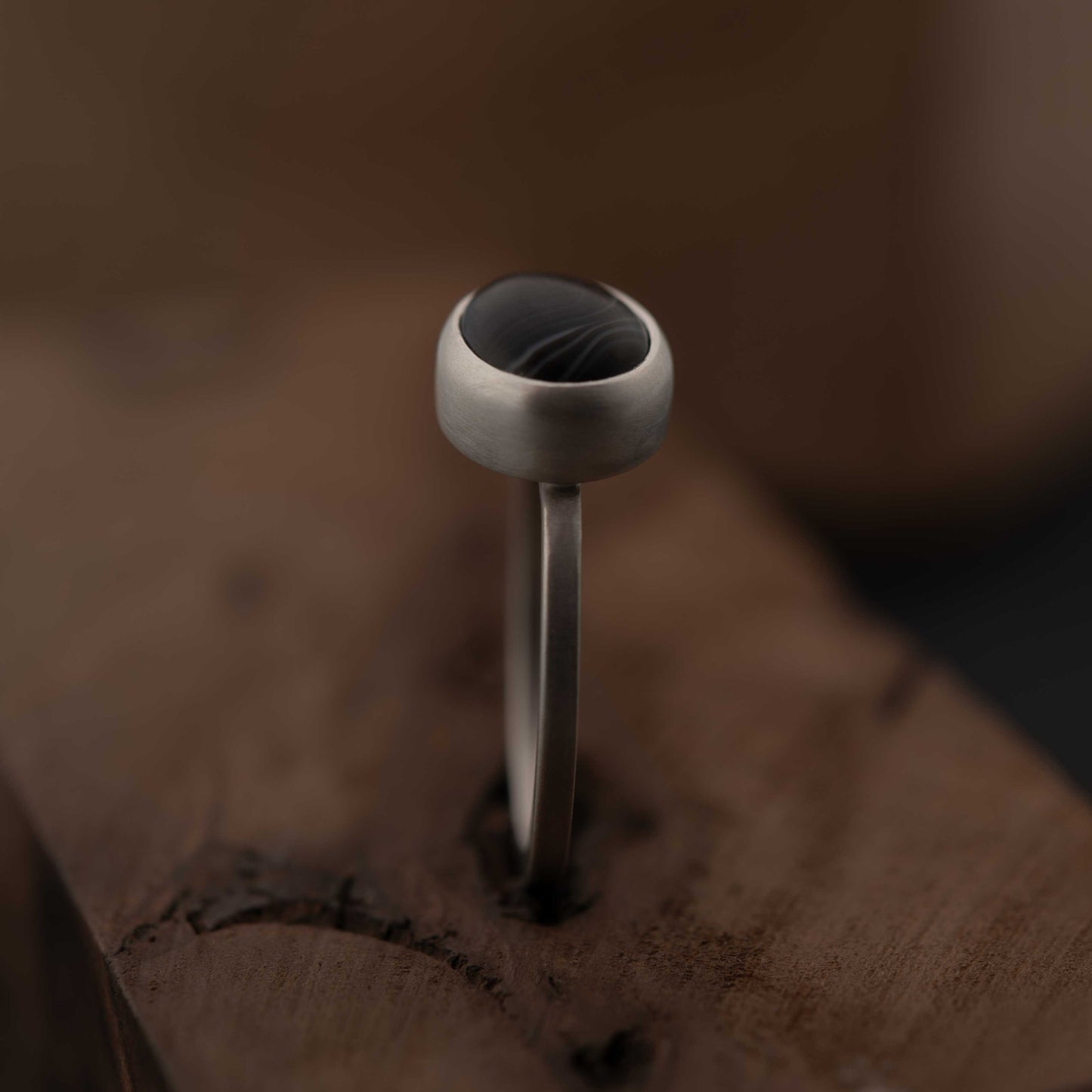 Bague en argent avec agate noire naturelle rubanée