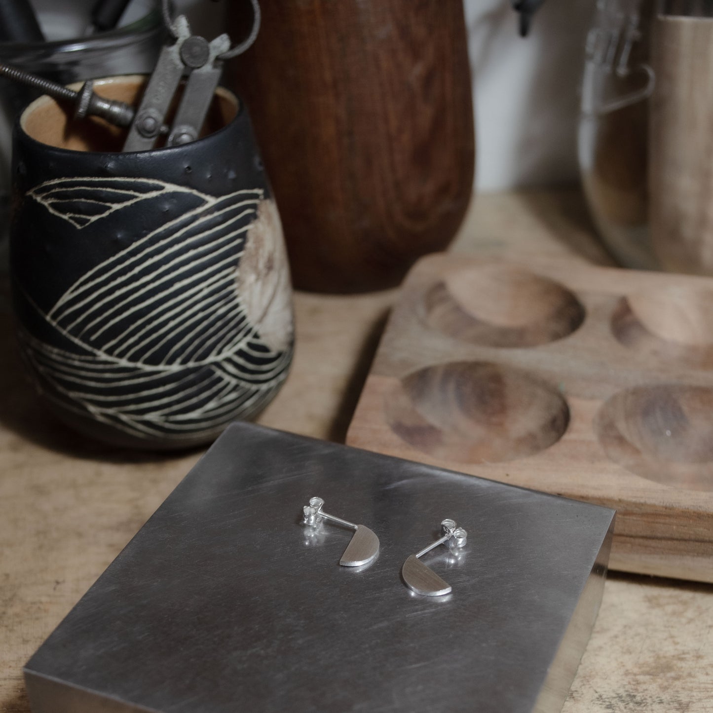 Half moon stud earrings N°37