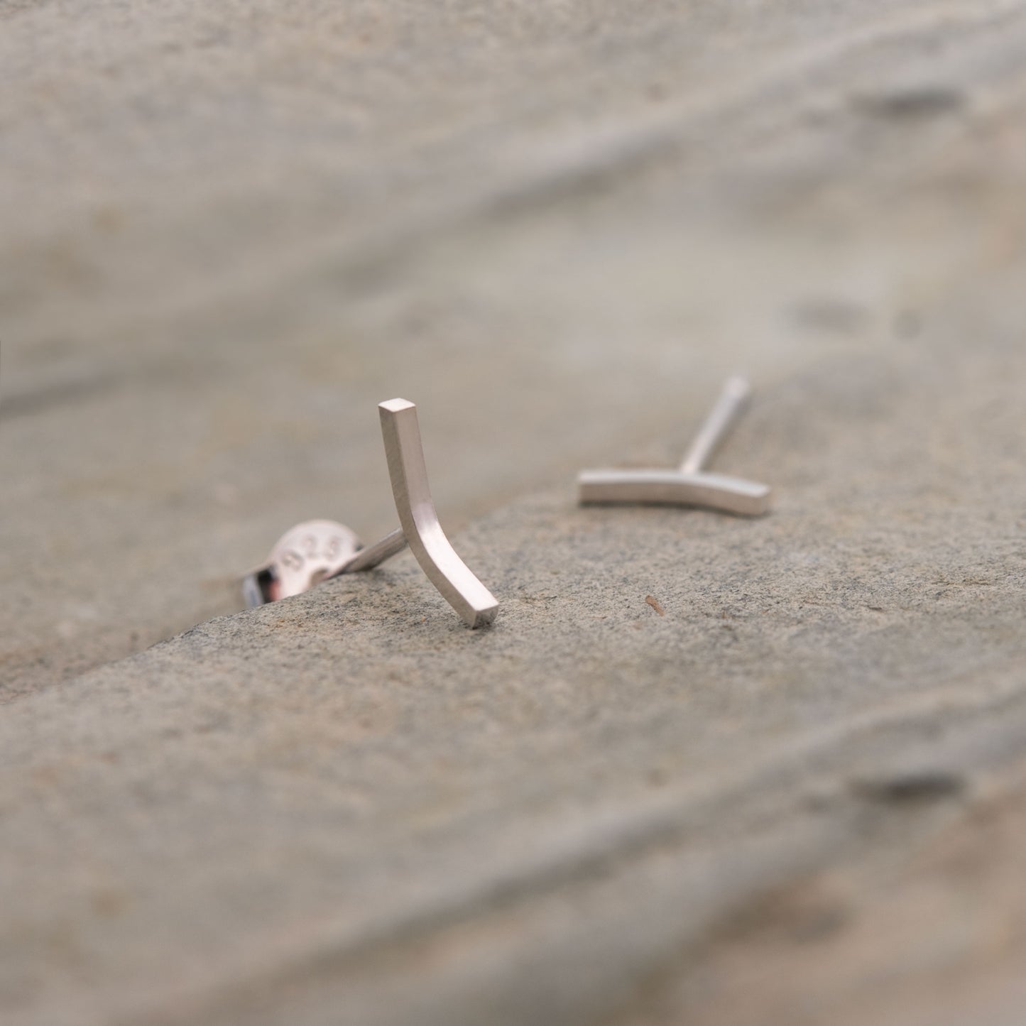 Curved bar stud pair of earrings N°12