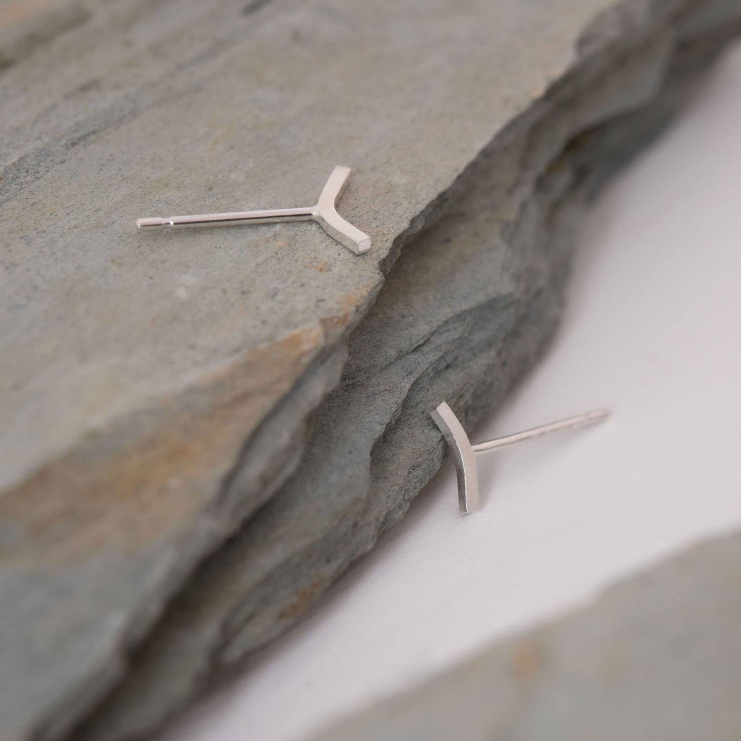 Curved bar stud pair of earrings N°12