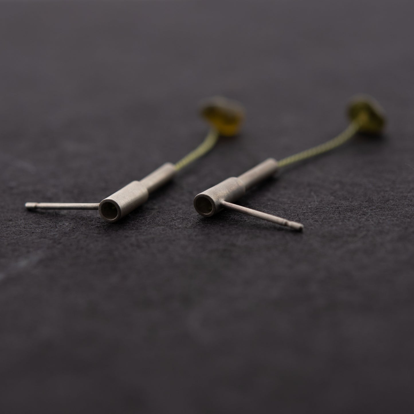 Boucles d'oreilles pendantes avec grenat vert suspendu