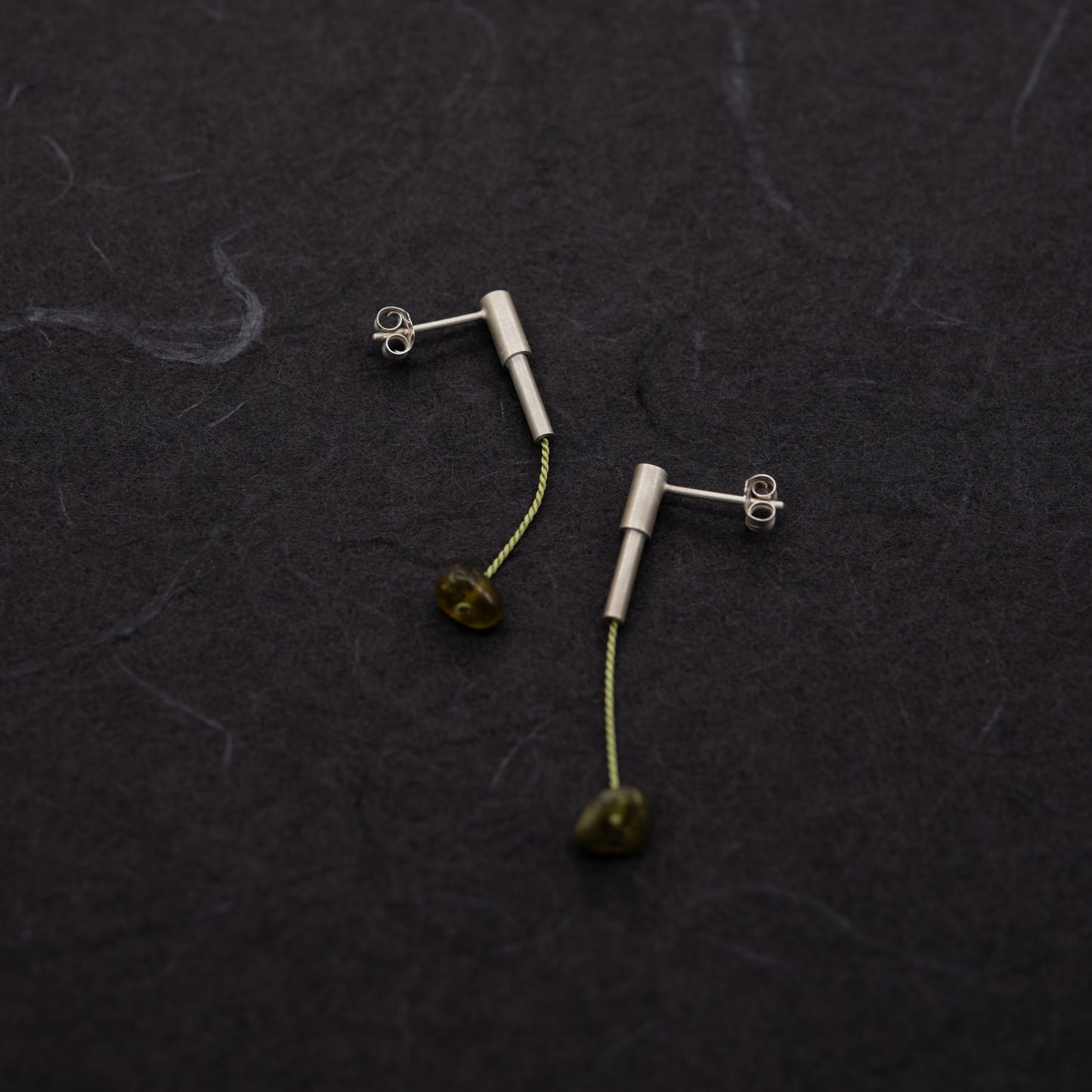Boucles d'oreilles pendantes avec grenat vert suspendu
