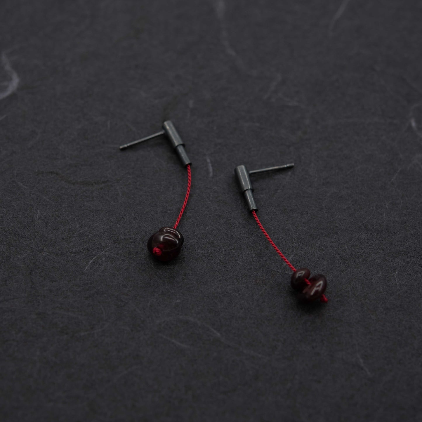 Boucles d'oreilles pendantes oxydées avec grenat rouge
