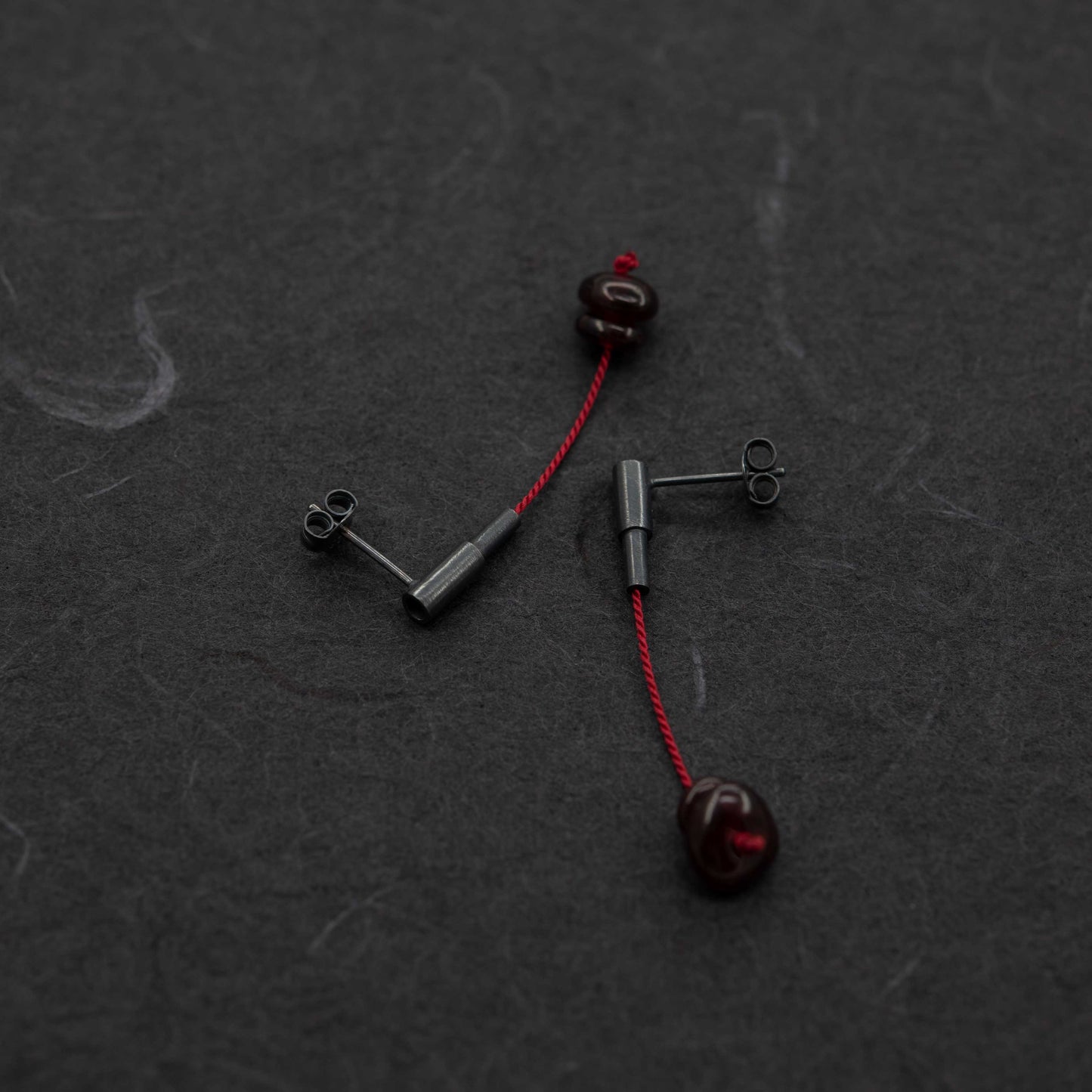 Boucles d'oreilles pendantes oxydées avec grenat rouge