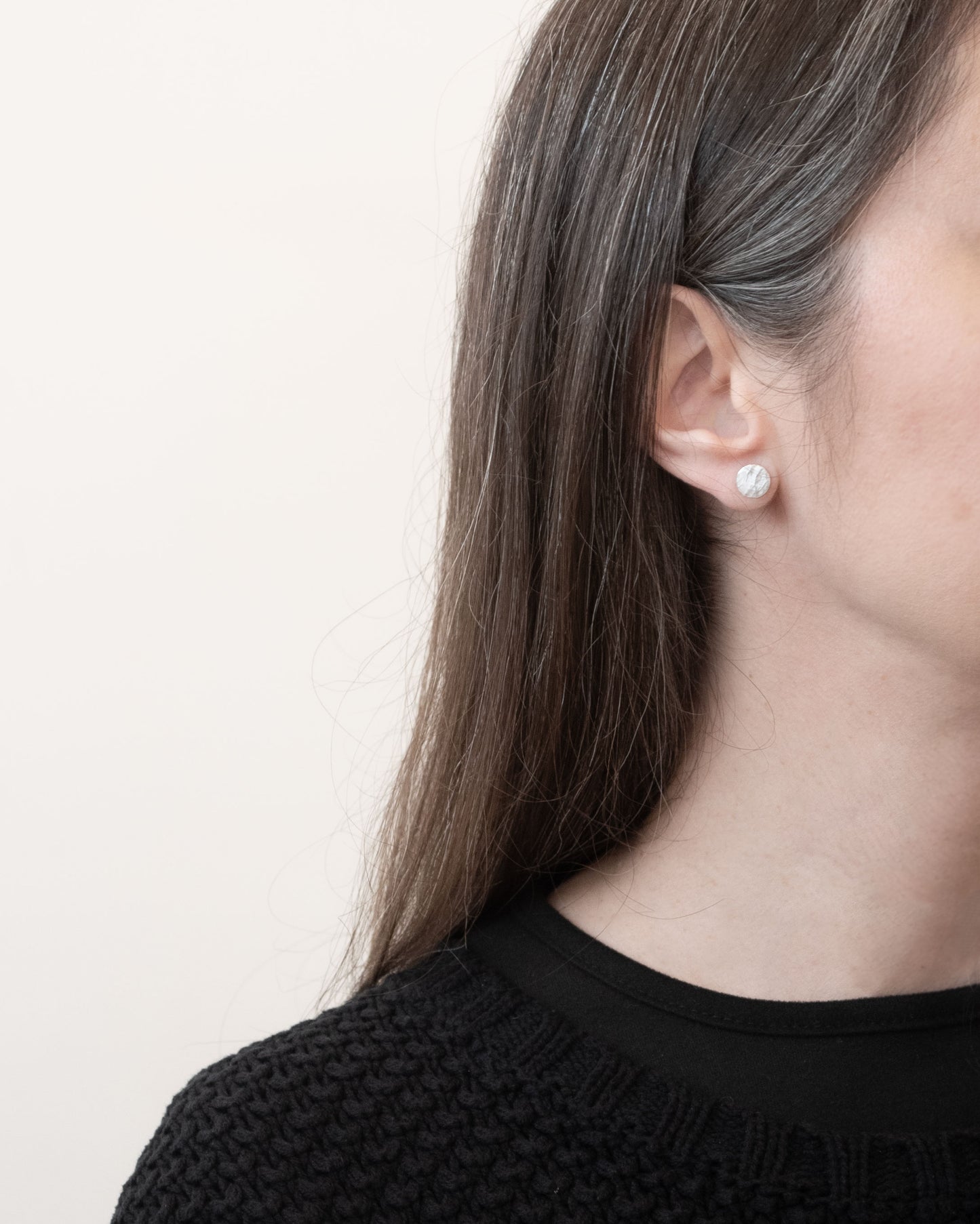 Petites puces d'oreilles martelées