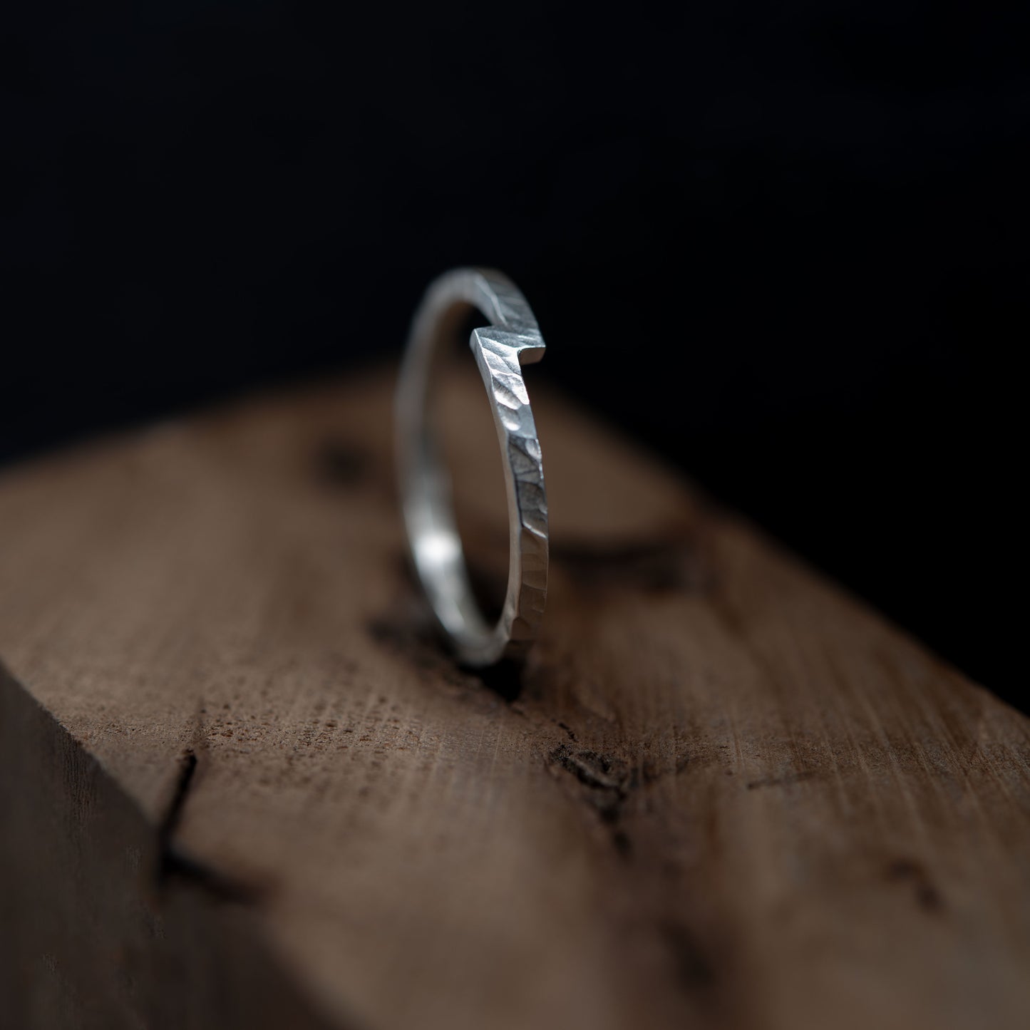 Anillo de plata de ley martillado con un diseño único, mostrando un detalle de muesca distintivo que simboliza la unión de dos elementos. Este anillo minimalista representa conexión y armonía, ideal como alianza, anillo de compromiso o accesorio significativo para el uso diario. Una pieza moderna y atemporal hecha a mano.