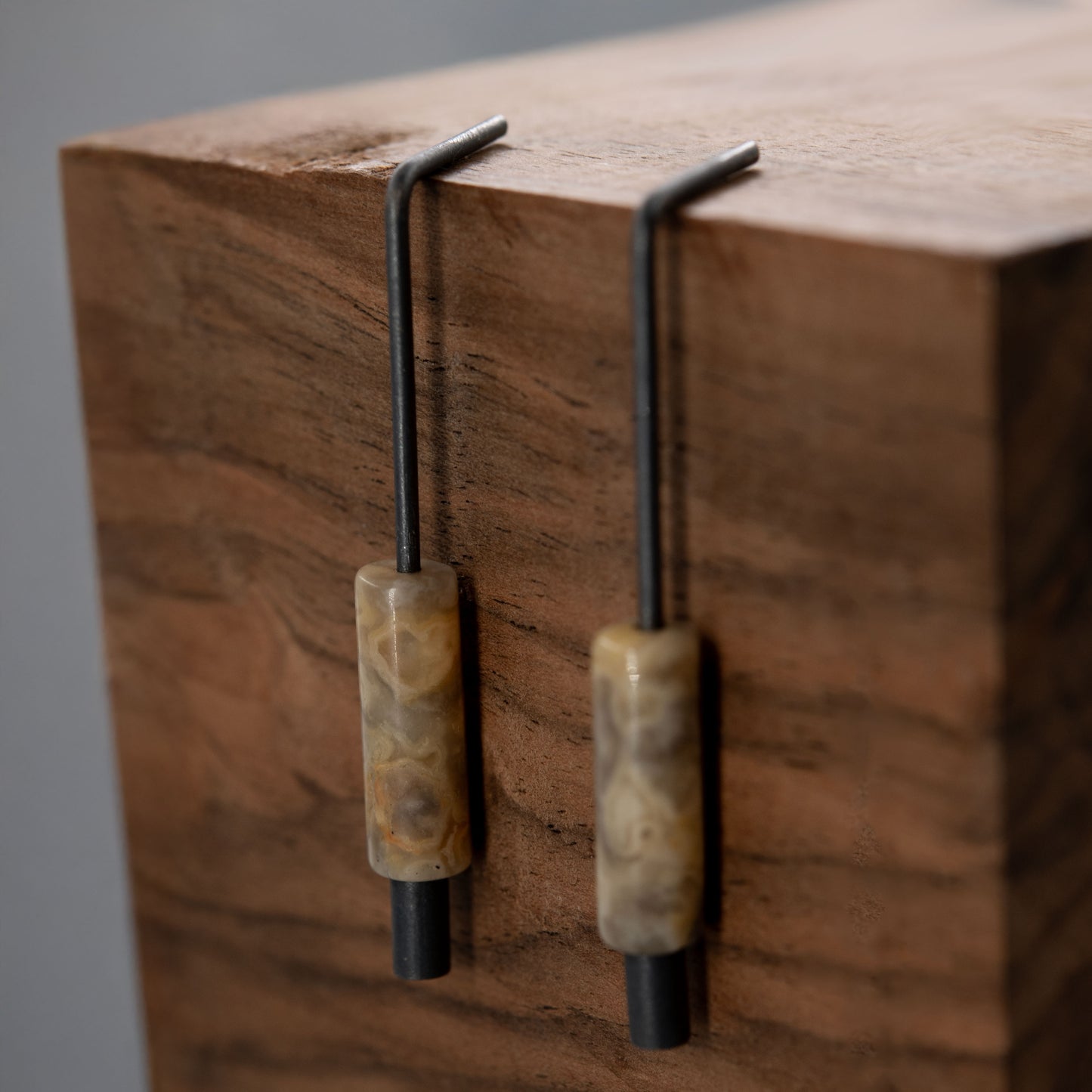 Boucles pendantes posées sur bois – agate crazy et argent oxydé, bijou minimaliste fabriqué à Paris.