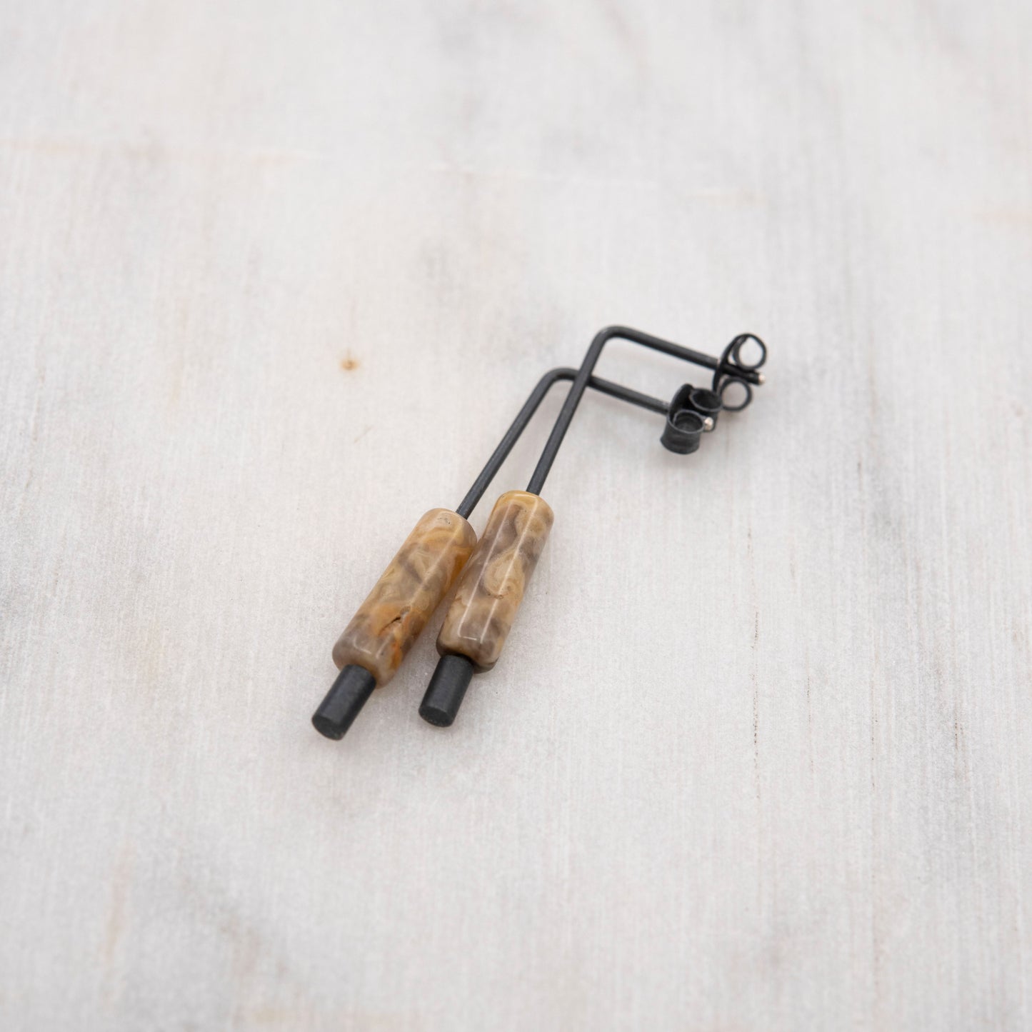 Boucles pendantes posées sur bois – agate crazy et argent oxydé, bijou minimaliste fabriqué à Paris.