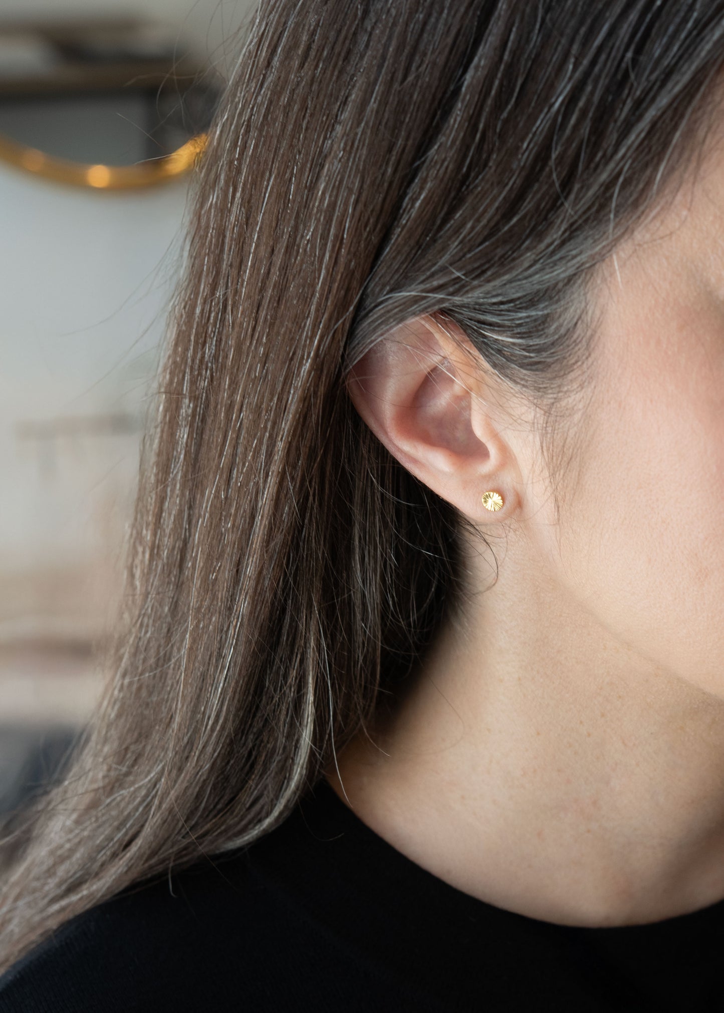 Modèle portant boucles d’oreilles clous en vermeil doré gravé – bijou artisanal minimaliste pour tous les jours