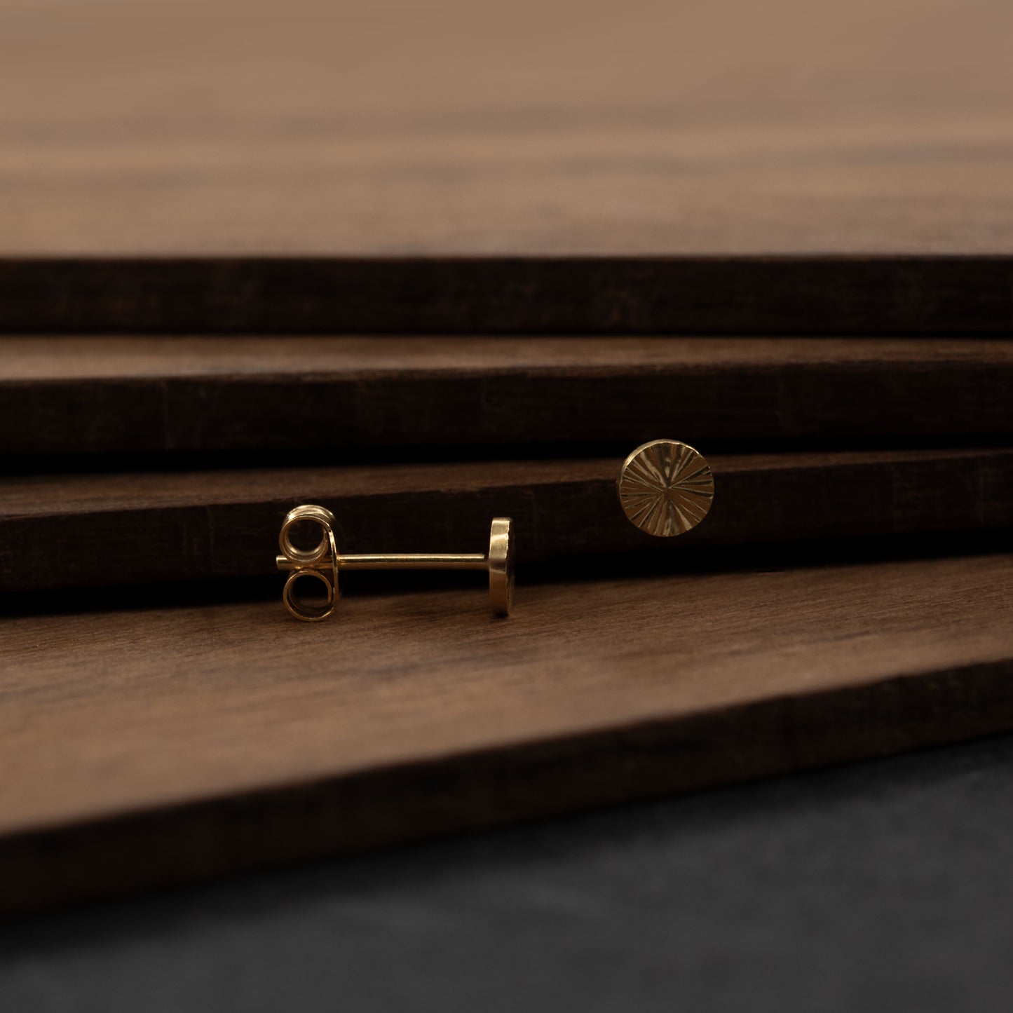 Vue arrière de boucles d’oreilles clous en vermeil doré gravé avec fermoir papillon – bijou artisanal Paris