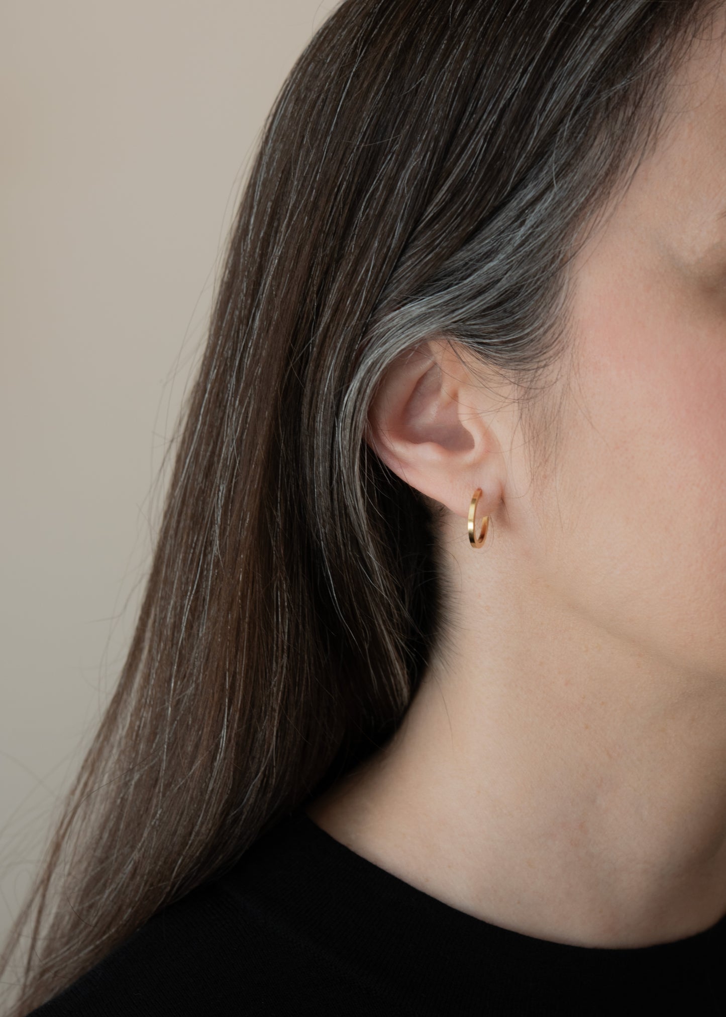 Boucle d’oreille en vermeil or portée sur une oreille féminine, bijou minimaliste et élégant fabriqué à Paris.