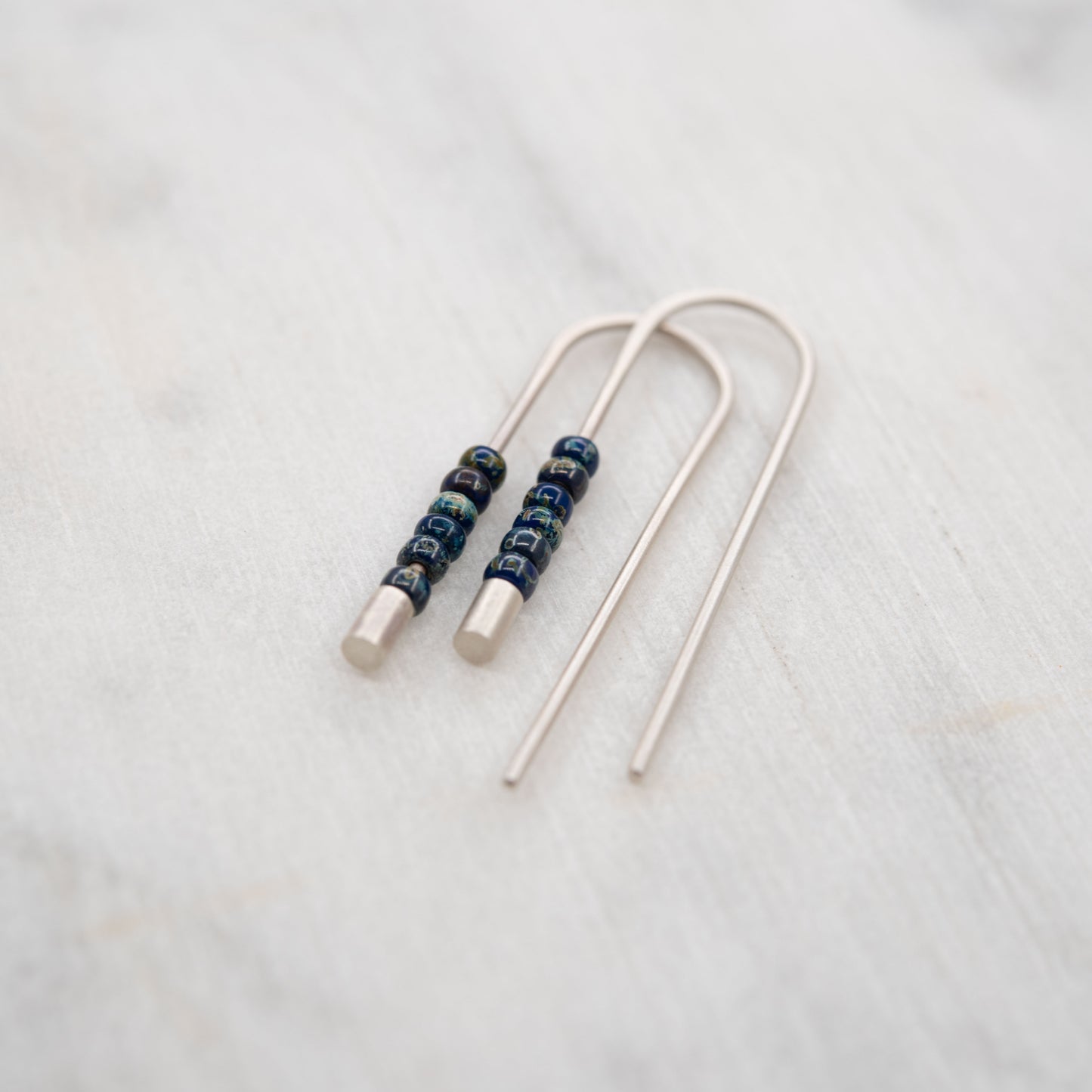 Paire de boucles d’oreilles longues en argent avec perles de verre Miyuki bleu foncé, design moderne et artisanal.