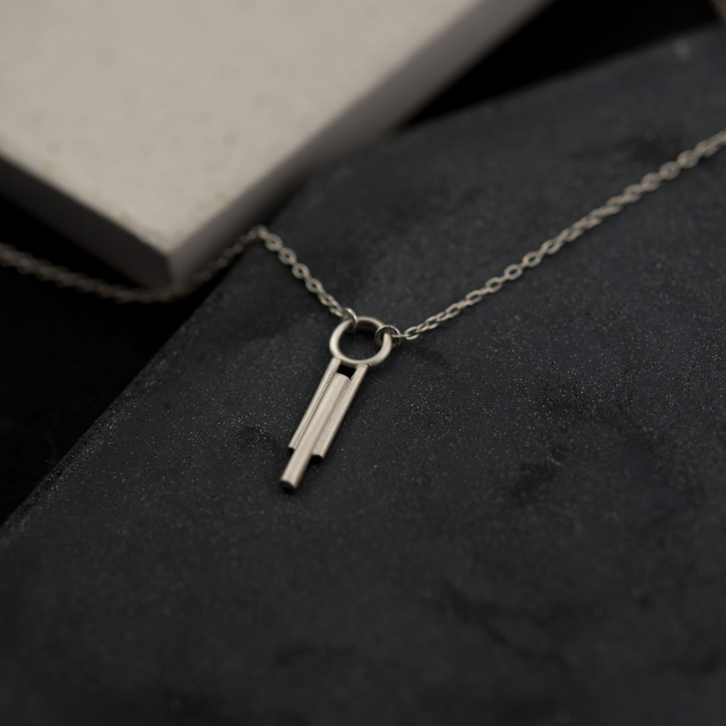 Collier pendentif lignes parallèles N°7