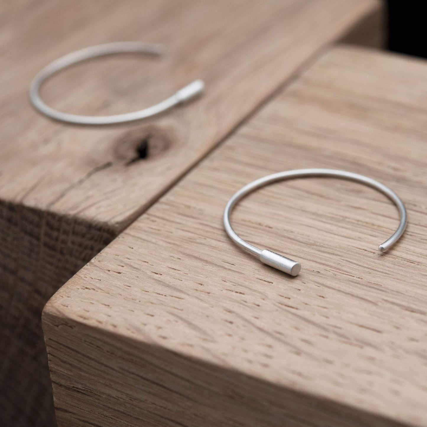 A timeless hoops to complete any everyday outfit.