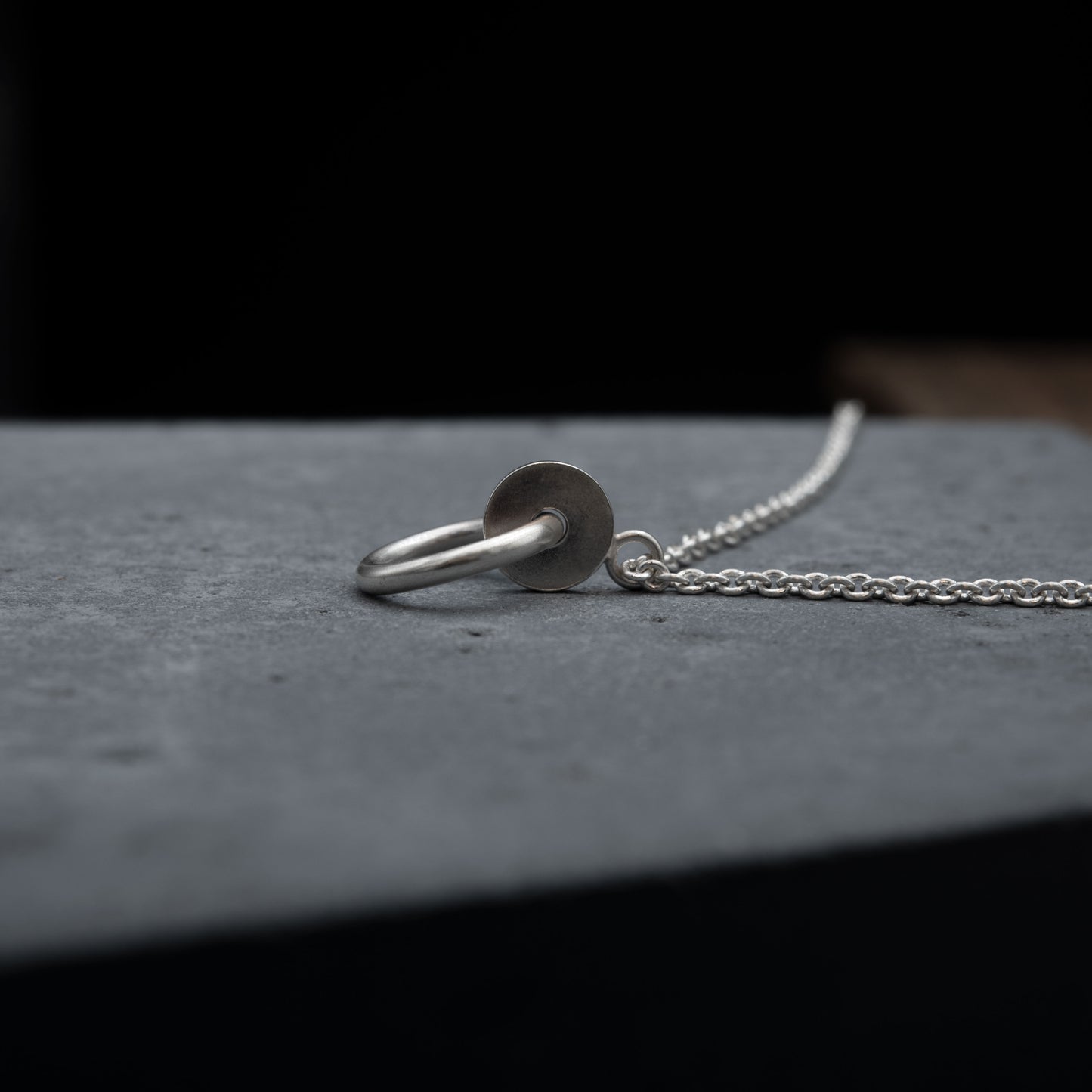 Collier long n°17 anneau et disque entrelacés
