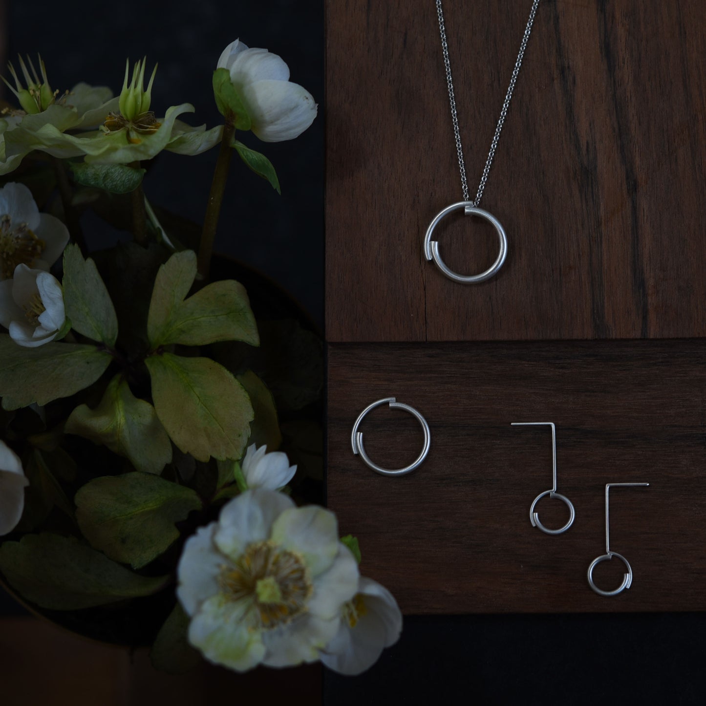 Set de bijoux modernes en argent, collier N°4, bague N°3 et paires de boucles d'oreilles N°2