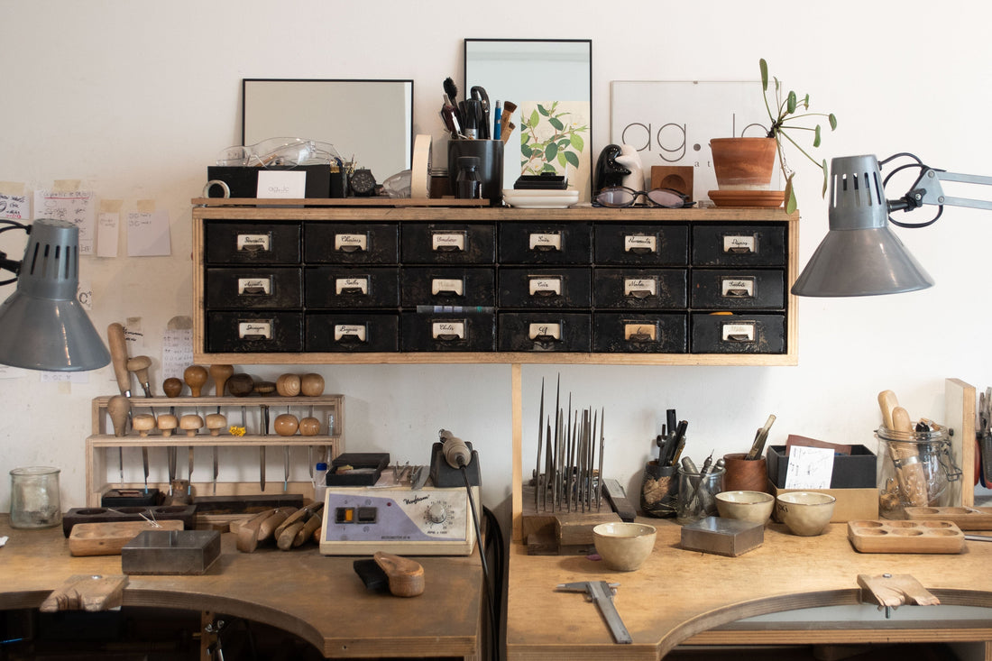 Atelier de bijoutier créateur à Paris – établi en bois avec outils de joaillerie, lampes de travail et rangements, lieu de fabrication artisanale de bijoux faits main en argent et vermeil.