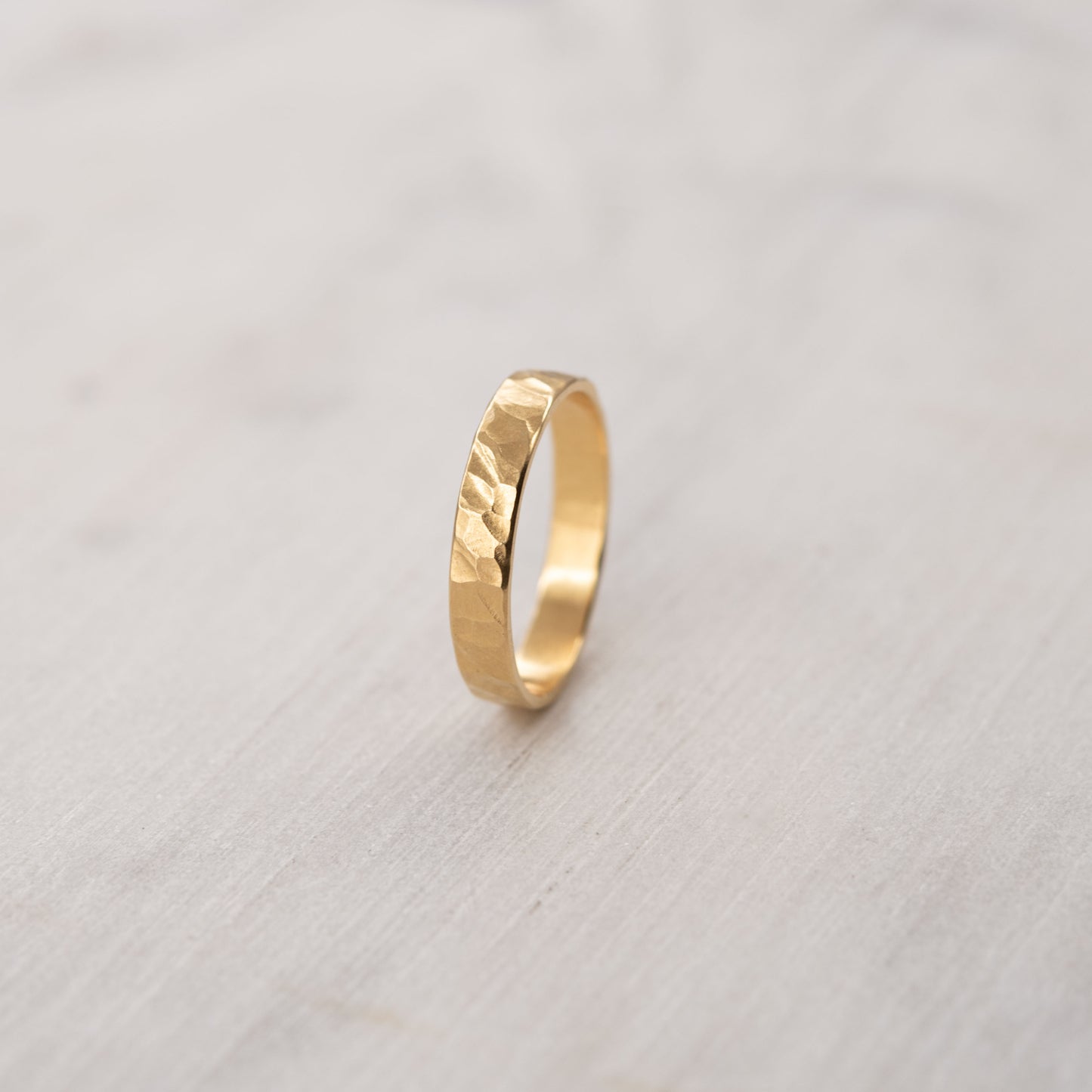 Alliance en vermeil or forgée à la main avec texture martelée, style minimaliste et élégant