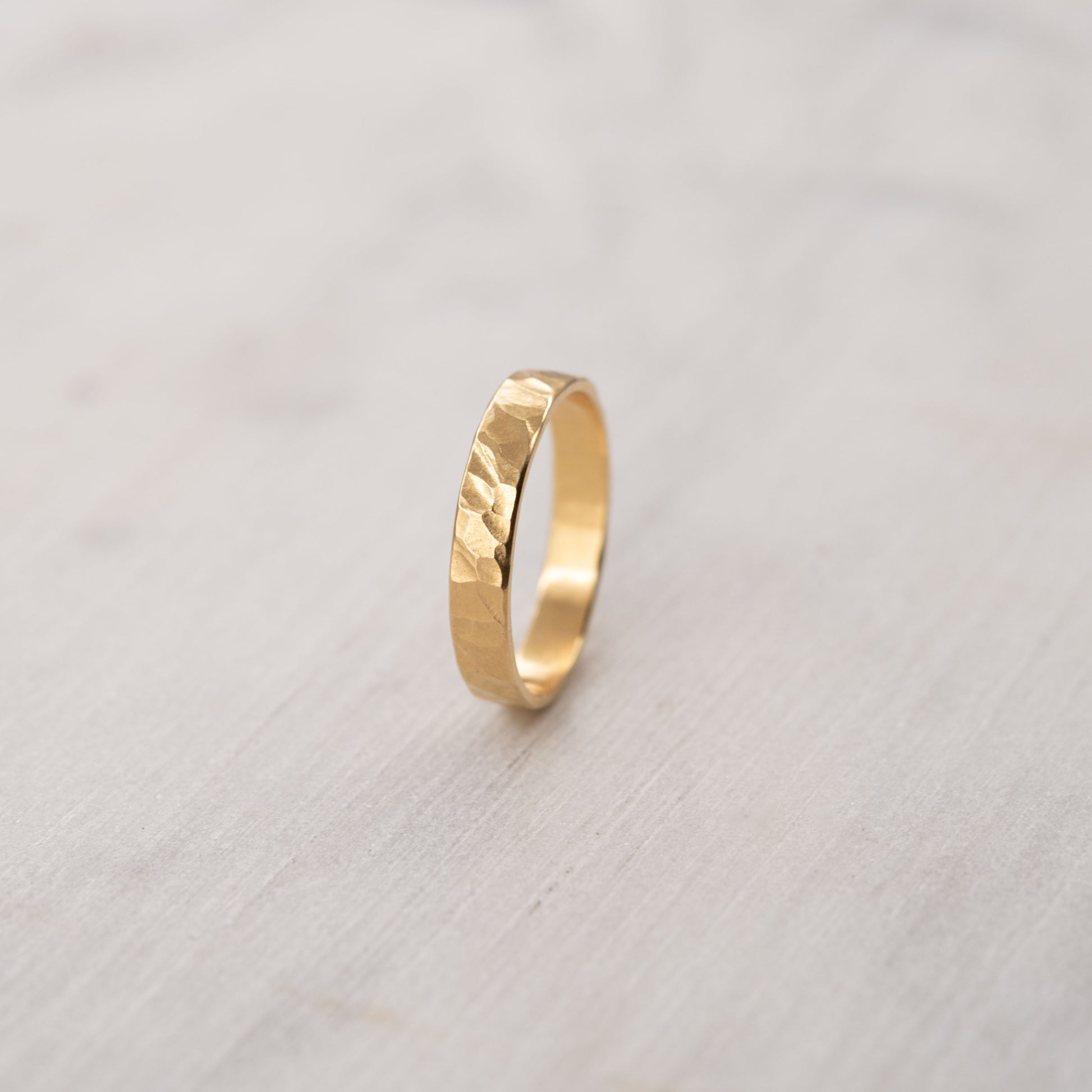 Alliance en vermeil or forgée à la main avec texture martelée, style minimaliste et élégant