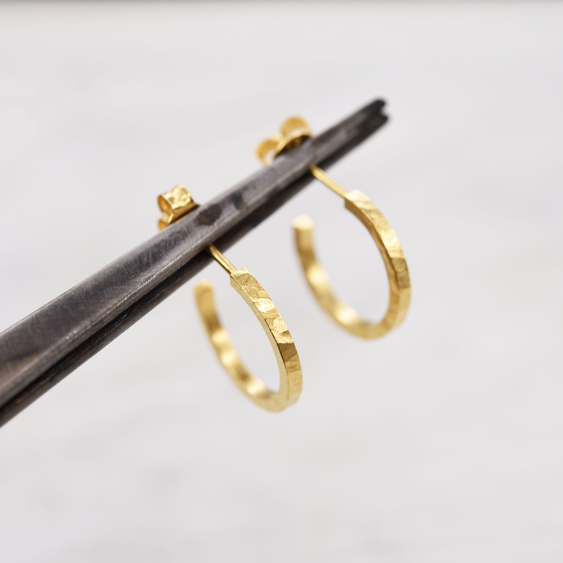 Boucles d’oreilles créoles en vermeil martelé faites main, design minimaliste et moderne, bijoux artisanaux durables fabriqués à Paris pour un usage quotidien.