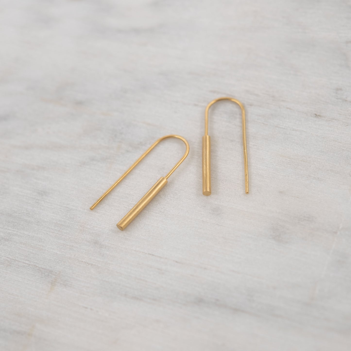 Cylindrical gold threader earrings N°3