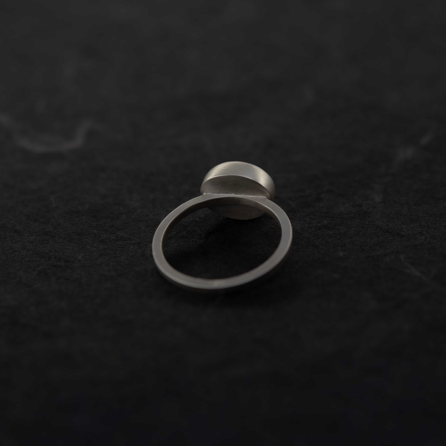 Bague en argent avec agate noire naturelle rubanée