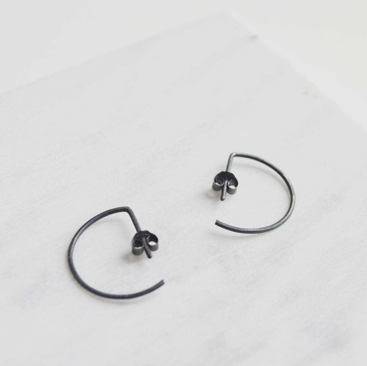 Black line hoop earrings N°7 AgJc Oxidized - 1