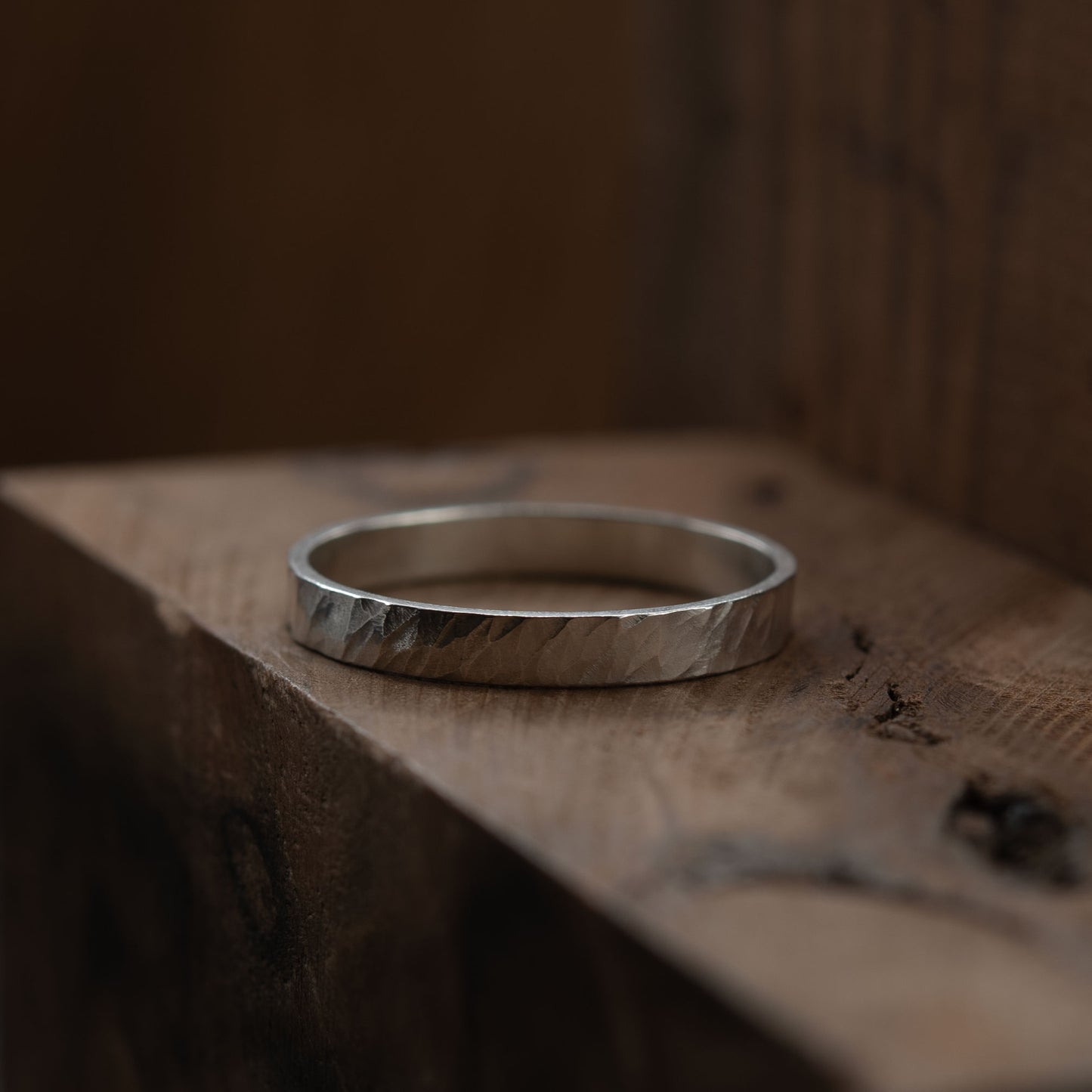 Bague fine martelée en argent massif N°23