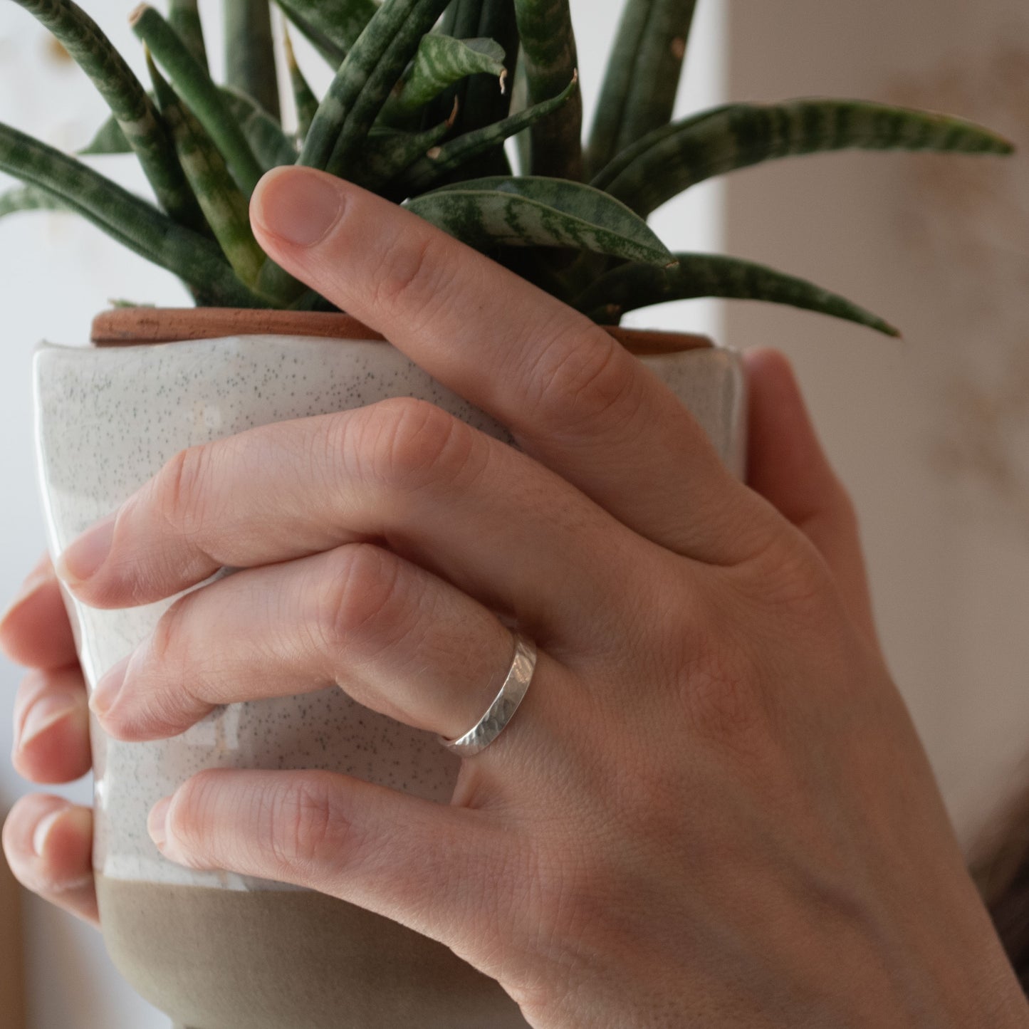 Bague fine martelée en argent massif N°23