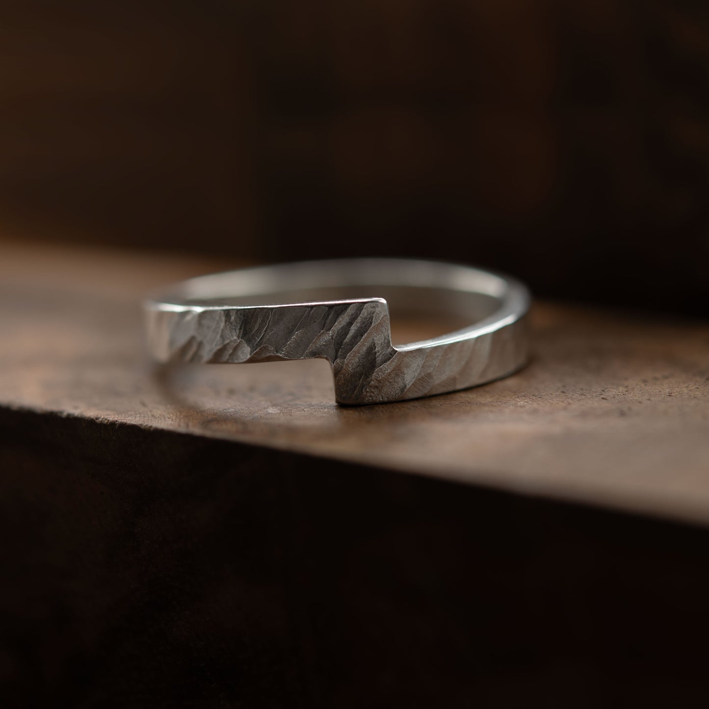 Bague martelée à bandes croisées N°24