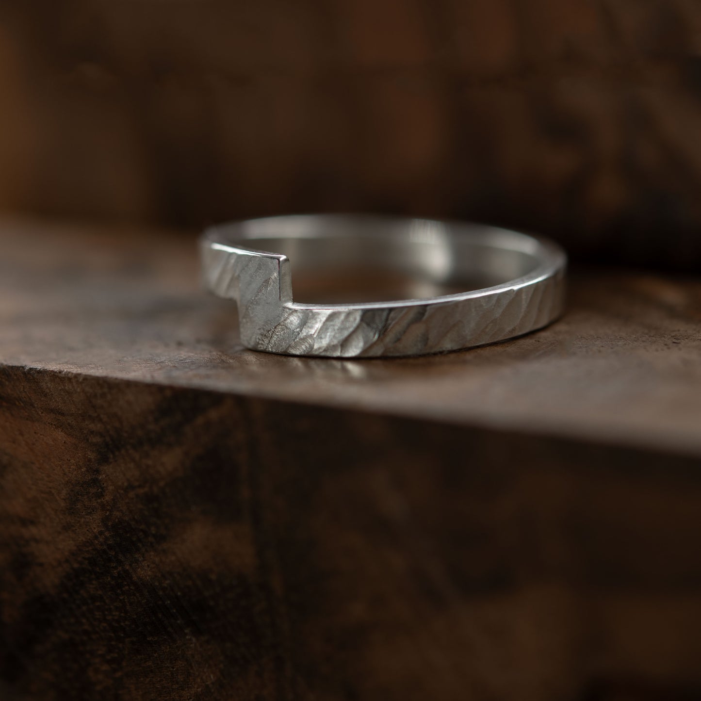 Bague martelée à bandes croisées N°24