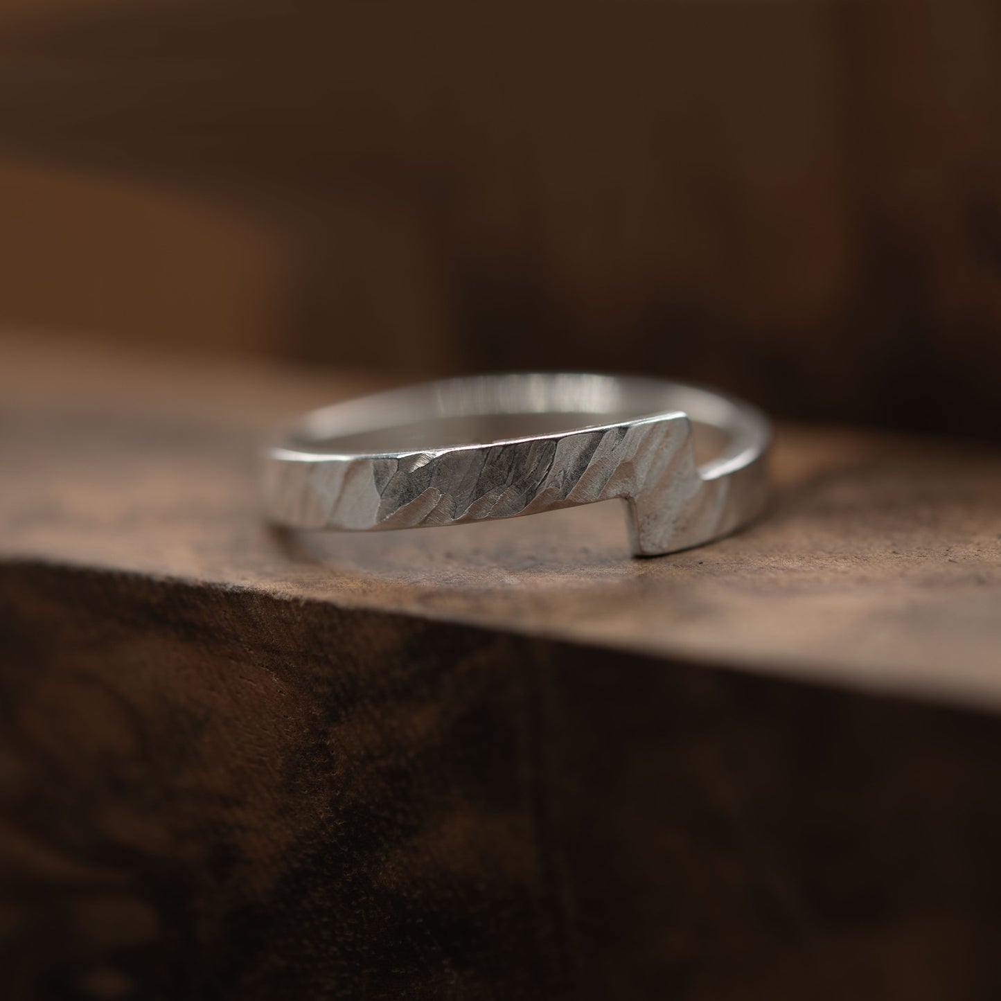 Bague martelée à bandes croisées N°24