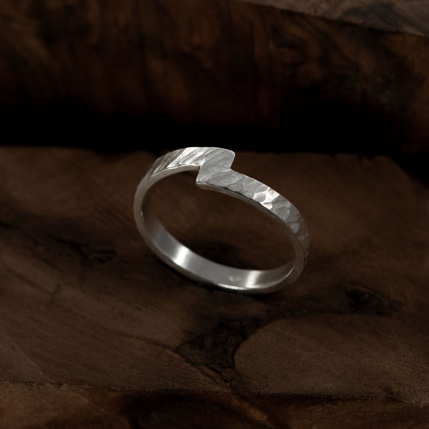 Bague martelée à bandes croisées N°24